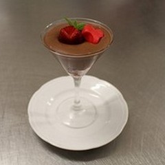 Spuma di cioccolato fondente con fragole alla menta