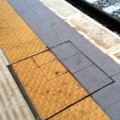 Ha vinto la coscienza civica: ripristinata la striscia per non vendenti in stazione