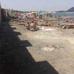 Trovata siringa in spiaggia. La protesta di un papà