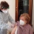 Omicron 5 avanza, non la campagna vaccinale dei fragili