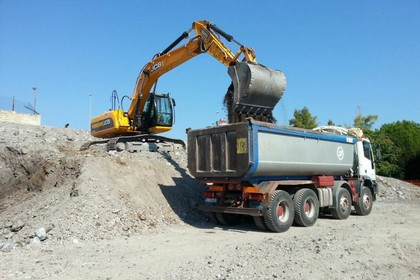 Le ruspe ed i camion in azione nelle ex AFP. <span>Foto Filippo Bonvino</span>