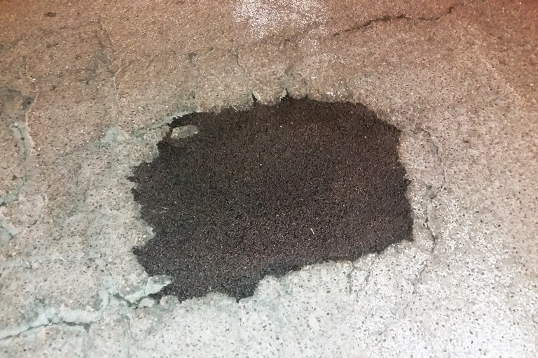 La buca coperta in via Daconto angolo Balilla. <span>Foto Gianluca Battista</span>