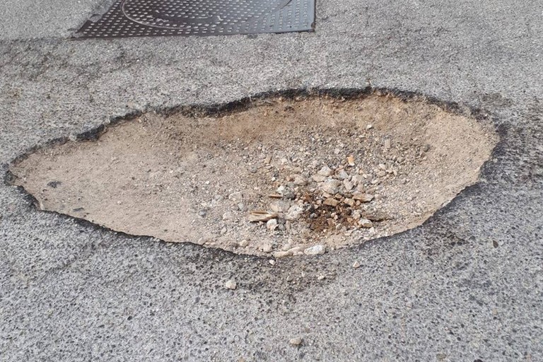 La profonda buca tra via Bovio e via D'Azeglio