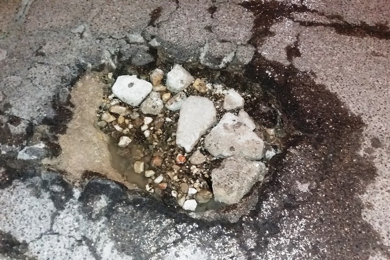 La buca all'incrocio tra via Daconto e via Balilla. <span>Foto Gianluca Battista</span>