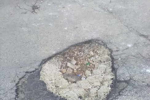 Una voragine nel manto stradale. <span>Foto PD Giovinazzo</span>