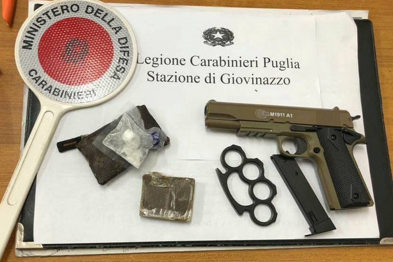 La droga e la pistola sequestrati dai Carabinieri