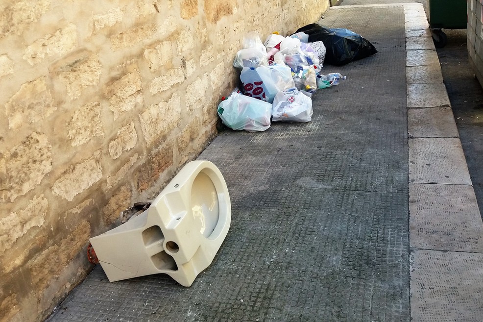 Il water abbandonato. <span>Foto Gianluca Battista</span>