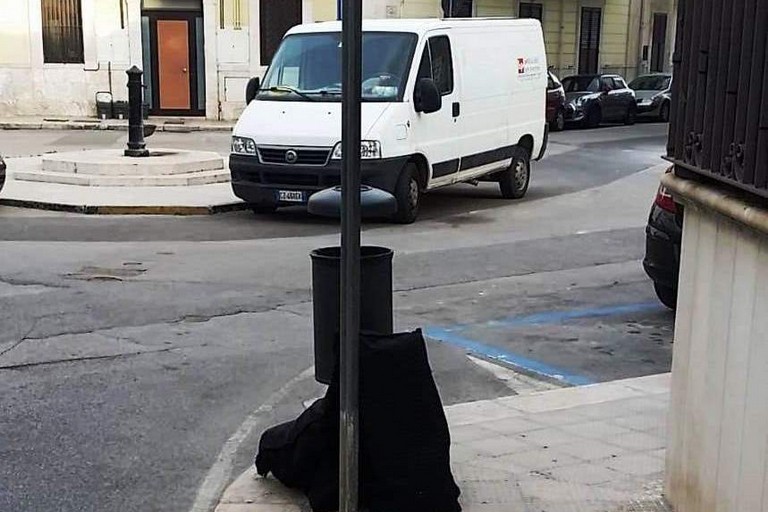 Rifiuti in piazza della Vittoria