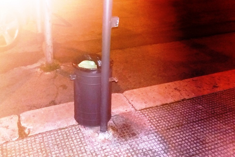 Il cestino spaccato in piazza Garibaldi