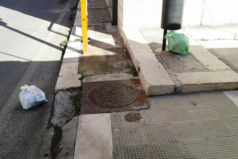 Il cestino preso di mira. <span>Foto Gabriella Serrone</span>