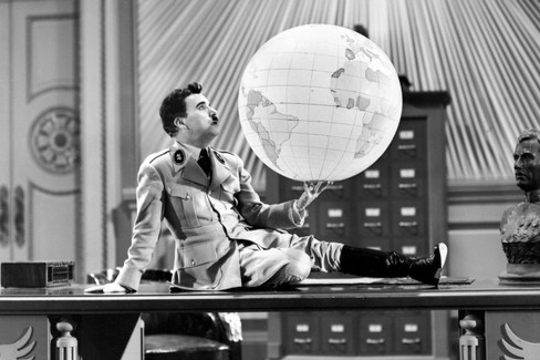 Charlie Chaplin interpreta Hitler