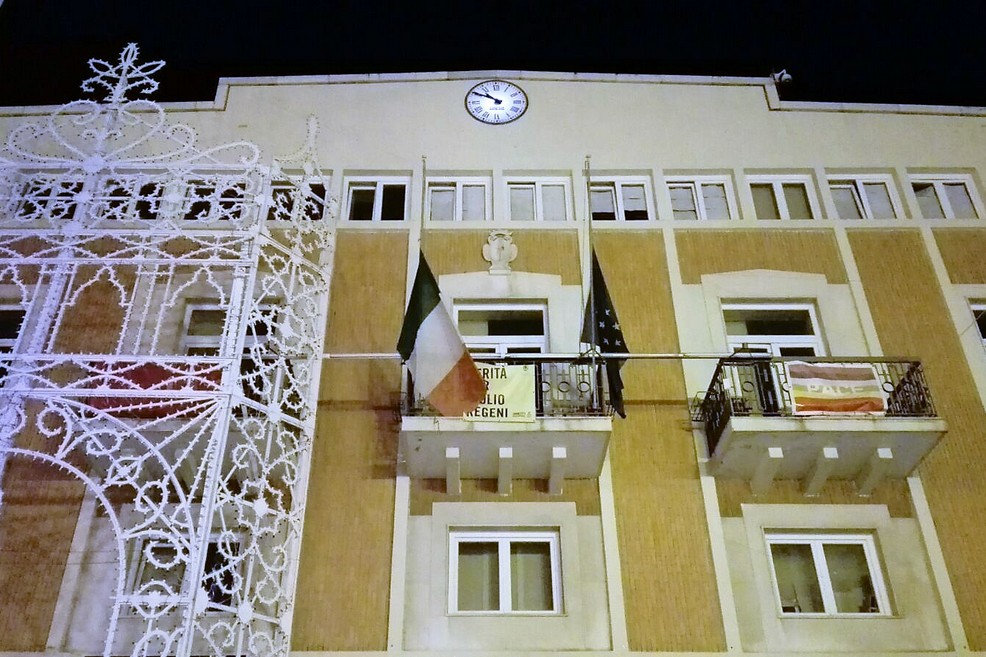 Le bandiere a mezz'asta. <span>Foto Giuseppe Dalbis</span>