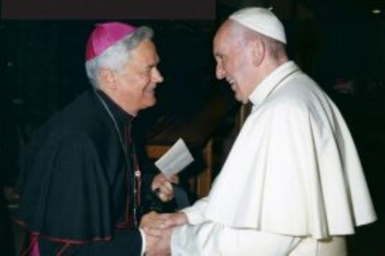 Mons. Cornacchia con Papa Francesco. <span>Foto Da portale diocesano</span>