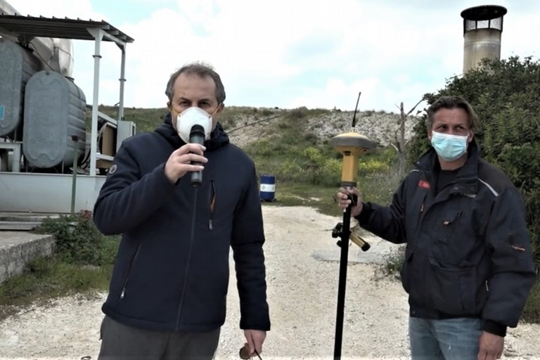Depalma e un tecnico in discarica