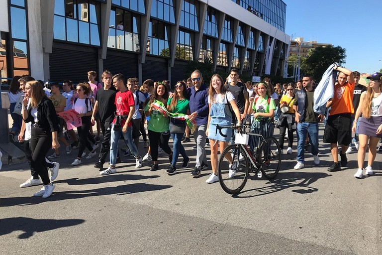 Tommaso Depalma a Bari con gli studenti