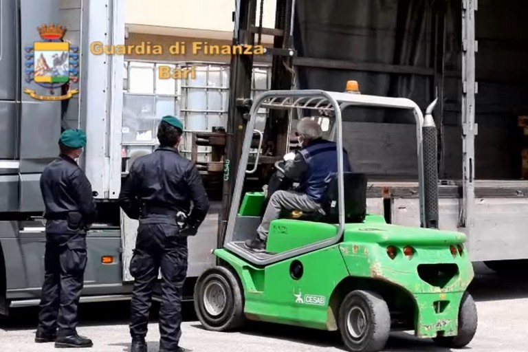 La Guardia di Finanza dona alcool sequestrato: diventerà disinfettante