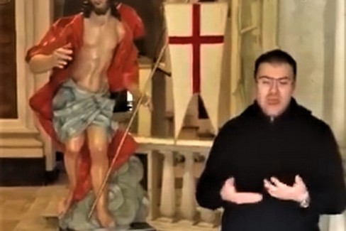 Don Andrea col Cristo Risorto
