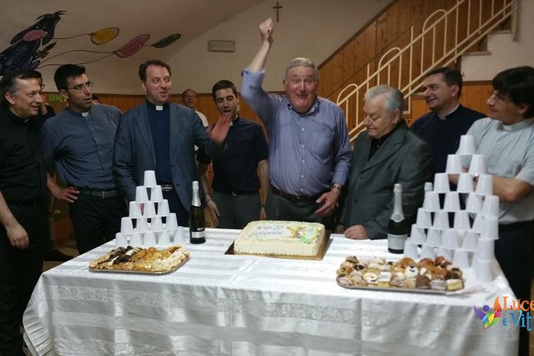 Don Nicola Depalo con il clero giovinazzese (archivio Diocesi). <span>Foto Diocesi Molfetta</span>