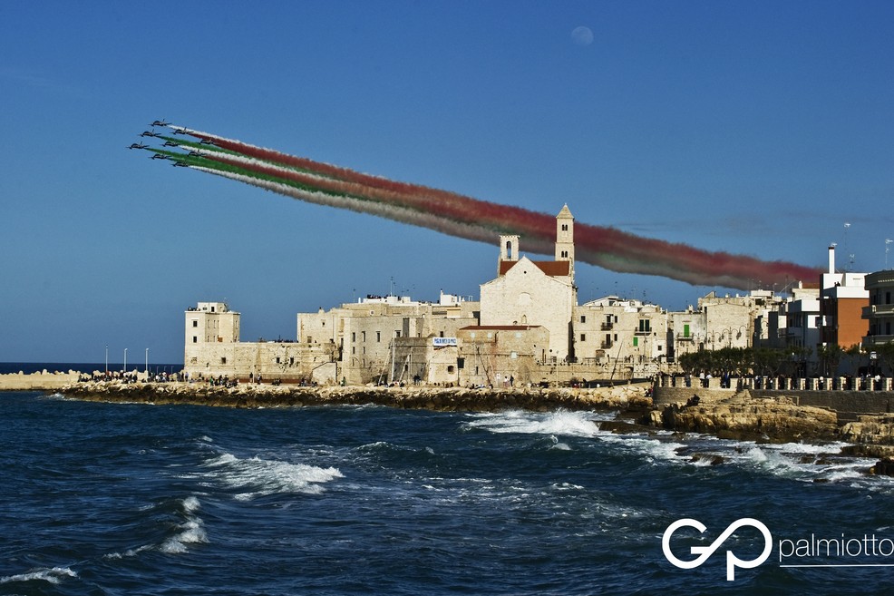 Le Frecce Tricolori su Giovinazzo. <span>Foto Giuseppe Palmiotto</span>