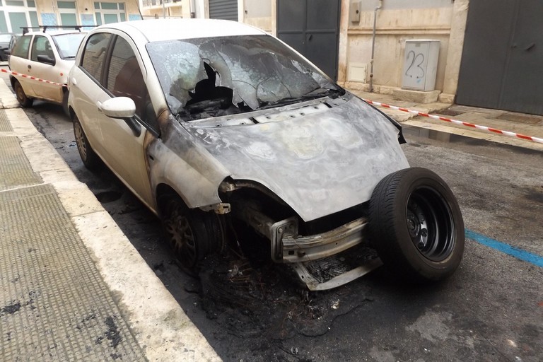 L'incendio in via Re di Puglia