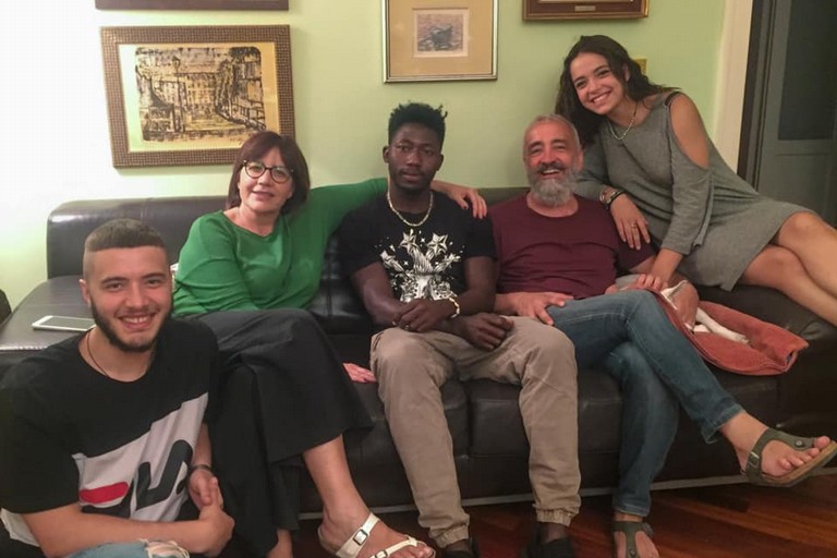 La famiglia Turturro con il giovane rifugiato