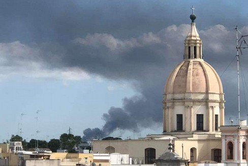 Il fumo nero visibile a Giovinazzo. <span>Foto Nico Bavaro</span>