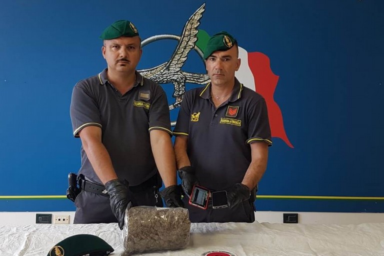 La droga sequestrata dalla Guardia di Finanza