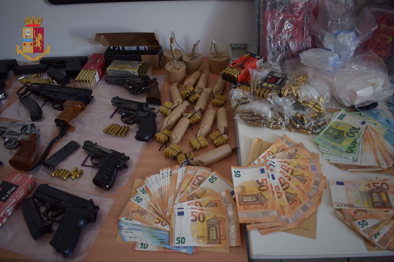 La droga e le armi sequestrate dalla Polizia di Stato