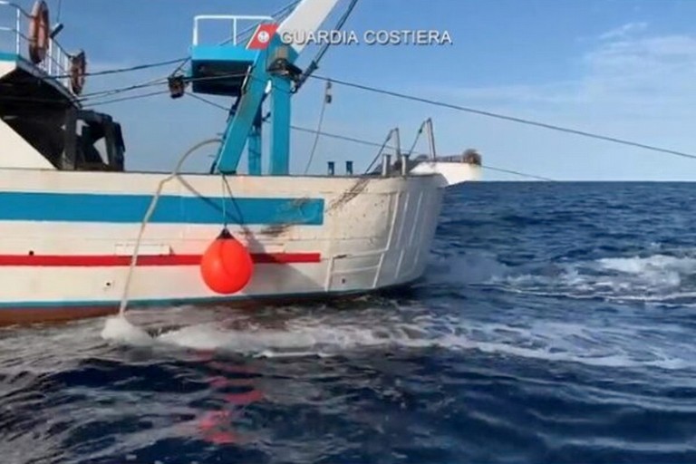 Il peschereccio sanzionato dalla Guardia Costiera