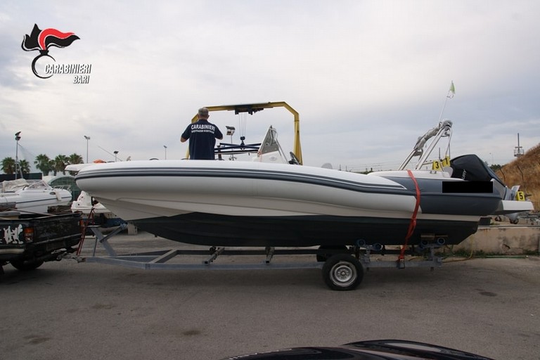 Il gommone recuperato dai Carabinieri