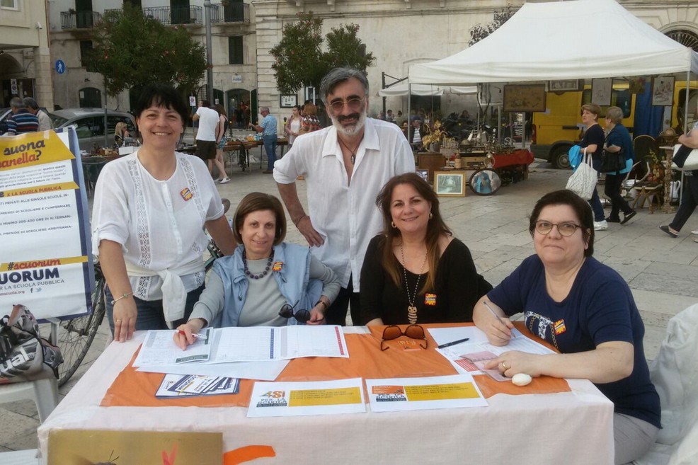 I volontari durante la raccolta firme