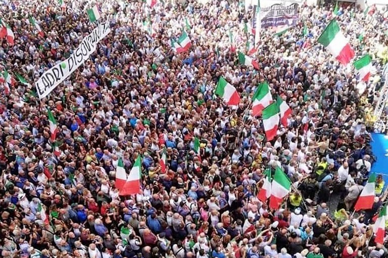 Lo piazza piena e lo striscione