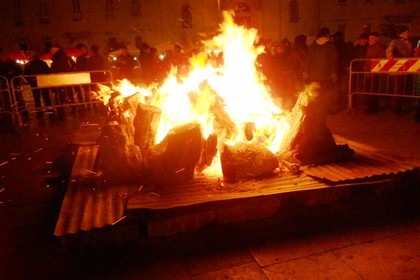 Arde il fuoco in piazza. <span>Foto Gabriella Serrone</span>