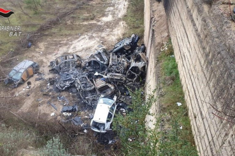 In una cava di Minervino quel che resta di 24 auto rubate