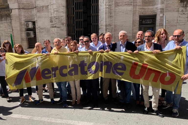 Parlamentari davanti al Ministero