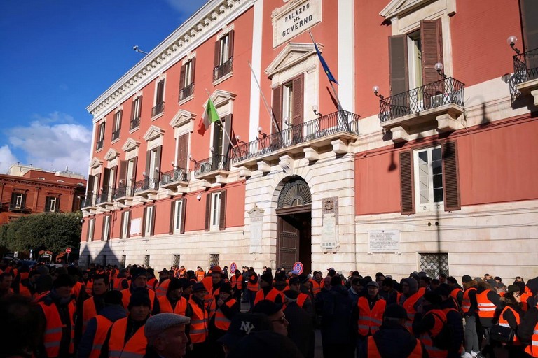 I gilet arancioni in piazza Prefettura