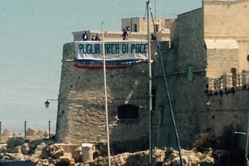 Lo striscione contro il Tornado