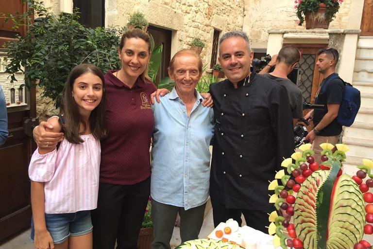 Mimmo Bavaro posa con Bevilacqua e la famiglia