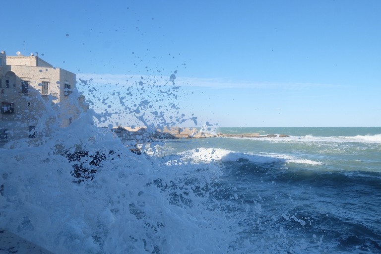 Onde s'infrangono a Levante. <span>Foto Cristina Mancini</span>