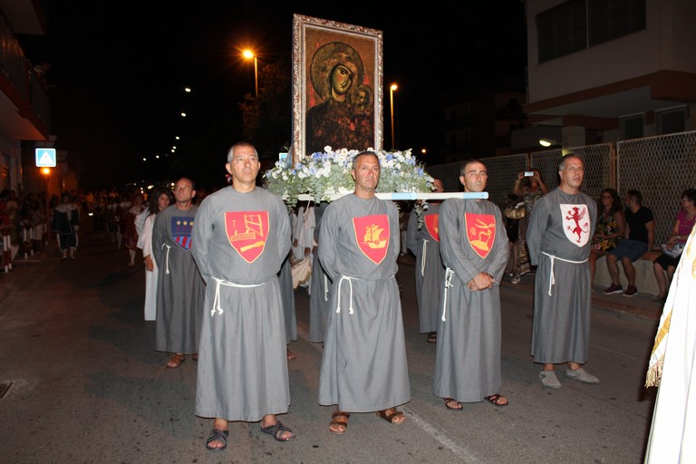 Il quadro della Madonna in corteo. <span>Foto Gianluca Battista</span>