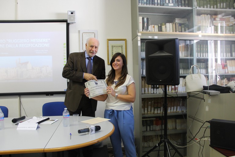 Annalisa Coppola premiata da Ruggero Secondo Messere. <span>Foto Gianluca Battista</span>