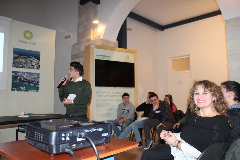 La prof.ssa Ventura ed i suoi ragazzi. <span>Foto Gianluca Battista</span>