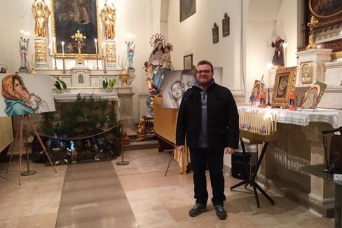Alessandro Cavaliere tra le opere. <span>Foto Marzia Morva</span>
