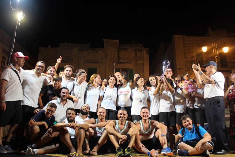 Uomini e donne a far festa insieme. <span>Foto Gianluca Battista</span>