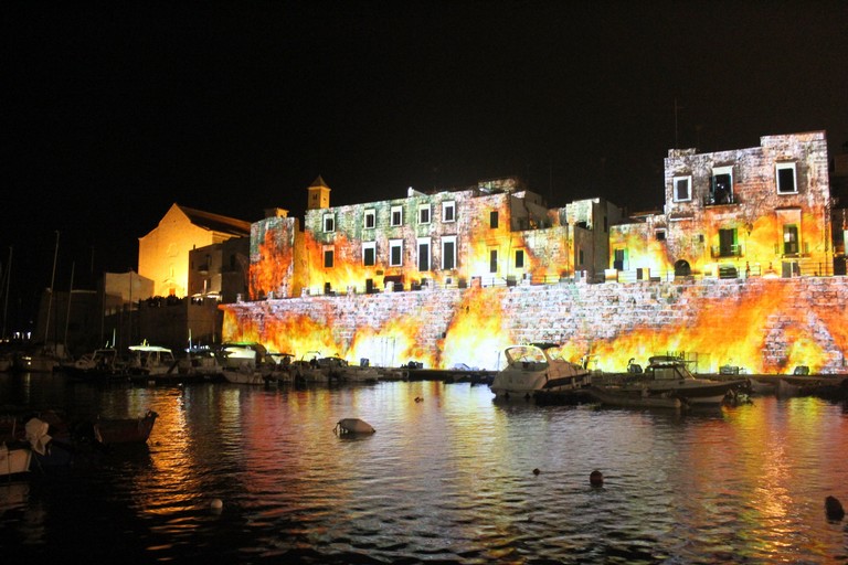 Effetto fiamme sulle mura del borgo antico. <span>Foto Gianluca Battista</span>
