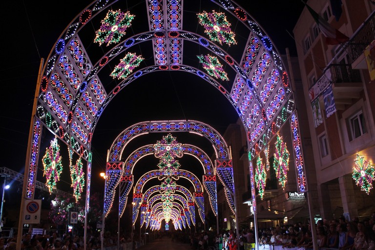 L'illuminazione in piazza. <span>Foto Gianluca Battista</span>