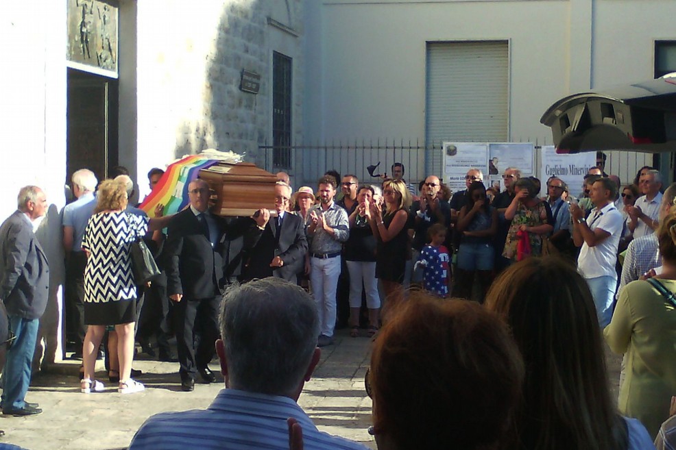 Il feretro portato a spalla con la bandiera della Pace. <span>Foto Nicola Miccione</span>