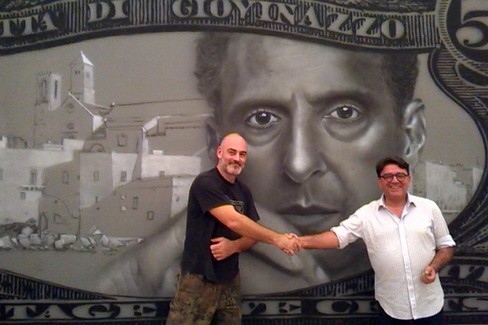 Frankie FK con Nicola De Matteo davanti all'opera