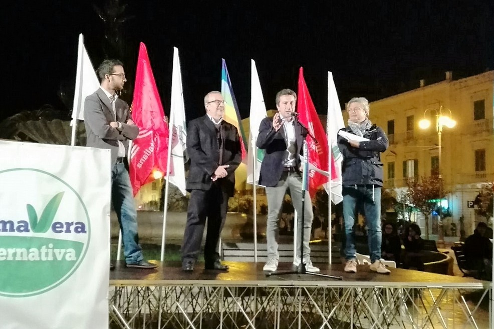 Un momento del comizio. <span>Foto Giuseppe Dalbis</span>