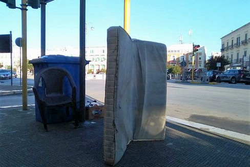 Il materasso abbandonato. <span>Foto Nicola Miccione</span>